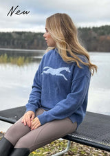 Nyhet, Lope wool polo knit tröja i 100% ull - med hästmotiv på bröstet. Tidlös halvpolo i mjuk ull – understated luxury! Vår populära ulltröja finns nu i skandinavisk blå. Avslappnad elegans möter tidlös stil