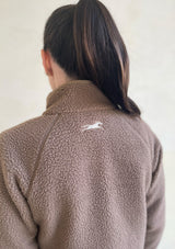 broderad lope häst på ryggen av fleece jackan