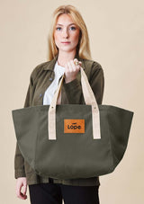 Lope Tote Bag Gröngrå stallväska /grooming bag.,rymmer mycket packning.. Tyg: 900D polyester i grågrön färg. Axelband: Vävda band i crèmevitt med nedsänkt text LOPE SPORT. Sömmar: SPI (stitches per inch): 8–9. Foder: Dubbelt tyg (samma polyester även som insida). Tråd: Nylon, med hög slitstyrka. Logo-lapp: Cognacsfärgat PU-läder med svart nedsänkt präglad logotyp. Stängningsrem: Cognacsfärgat PU-läder med tryckknapp i antik mässing präglad med logotyp