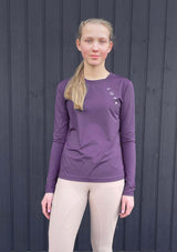 Lila långärmad ridtröja i funktionsmaterial. lope tryck på bröst och arm. Ryttar topp för juniorer