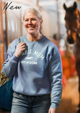 stable mum gets shit done, sky blue college tröja. mjuk och over size