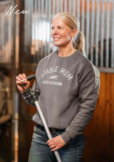 Stable Mum Oversized Sweatshirt grå. stable mum gets shit done -tröja för alla stall mammor i grått