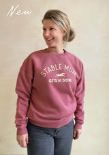 Stable Mum Oversized Sweatshirt Warm Pink. stable mum gets shit done, rosa college tröja. mjuk och over size