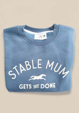 stable mum gets shit done, sky blue college tröja. mjuk och over size
