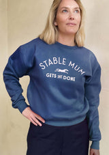 stable mum gets shit done, blå collegetröja för alla stall mammor |lope