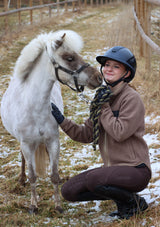 noomi skobe rosén i lope -bruna ridbyxor the flow och stable fleece. Här tillsammans med sin shettis