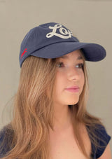 blå keps i klassisk polo stil, med broderad häst och text lope