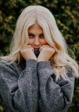 Lope wool polo knit tröja i 100 ull - Gråmelerad på modell