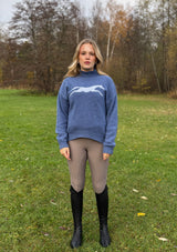 Mjuk ullpolo med häst på bröstet. Snygg och varm lyxig damtröja för ryttare i skandinavisk blå.