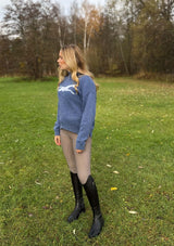 Ryttare med Flow ridbyxor i Velvet Clay och ullpolo, lope polo knit med hästmotiv på bröstet i skandinavisk blå färk