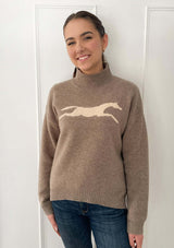 Lope wool polo knit tröja i 100% ull - Toffeemelange.En långärmad, finstickad tröja i ull. Tröjan har lös passform, ribbstickad halvpolo och nedhasad axel. Ribbstickad kant vid ärmslut och nedtill samt sprund i sidorna.