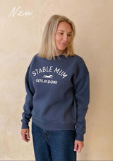 stable mum get shit one -jeansblå sweatshirt till alla stallmammor