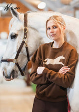 college tröja med hästmotiv i varm choklad brun nyans