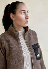 Ridfleece dam STABLE FLEECE -Light gold stable fleece i varm beige med svart ficka och detaljer i light gold. mjuk teddy med vindtött fodet