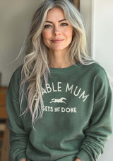 Stable Mum gets shit done College-tröja, casual, mjuk och oversize – som sitter snyggt på alla kvinnor.