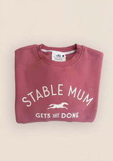 Stable mum gets shit done college tröja i rosa frÄn lope.se. Perfekt i stallet för alla stall mammor