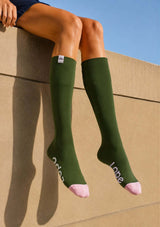 gröna ridstrumpor med rosa tå
