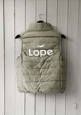 team vest grön, dunväst för ryttare med vitt tryck på ryggen lope