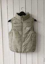 team vest grön dunväst för ryttare med vit brodyr på bröstet