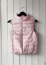 team vest rosa, dunväst för ryttare med vit brodyr på bröstet