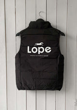 svart ridväst i dun med tryck på ryggen lope