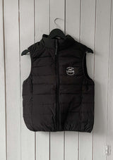 team vest svart dunväst för ryttare med vit brodyr på bröstet