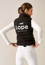 svart ridväst i dun med vitt tryck på ryggen lope. vita ridkläder