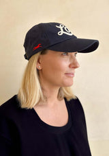 blå keps i klassisk polo stil med vit vintage Lope logo, broderad röd häst på sidopanelen.