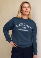 Stable mum oversize sweatshirt, Denim Blue på modell