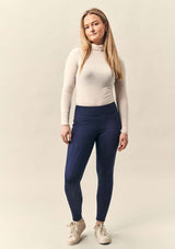 ridklädd kvinna i flow mörkblå fleece fodrade vinter byxor för ryttare