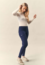 ridklädd kvinna i flow mörkblå fleece fodrade vinterridbxor