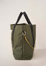 THE STABLE BAG CHARM - lanyard eller nyckelhållare.en grön the champion bag från lope med en stable bag charm