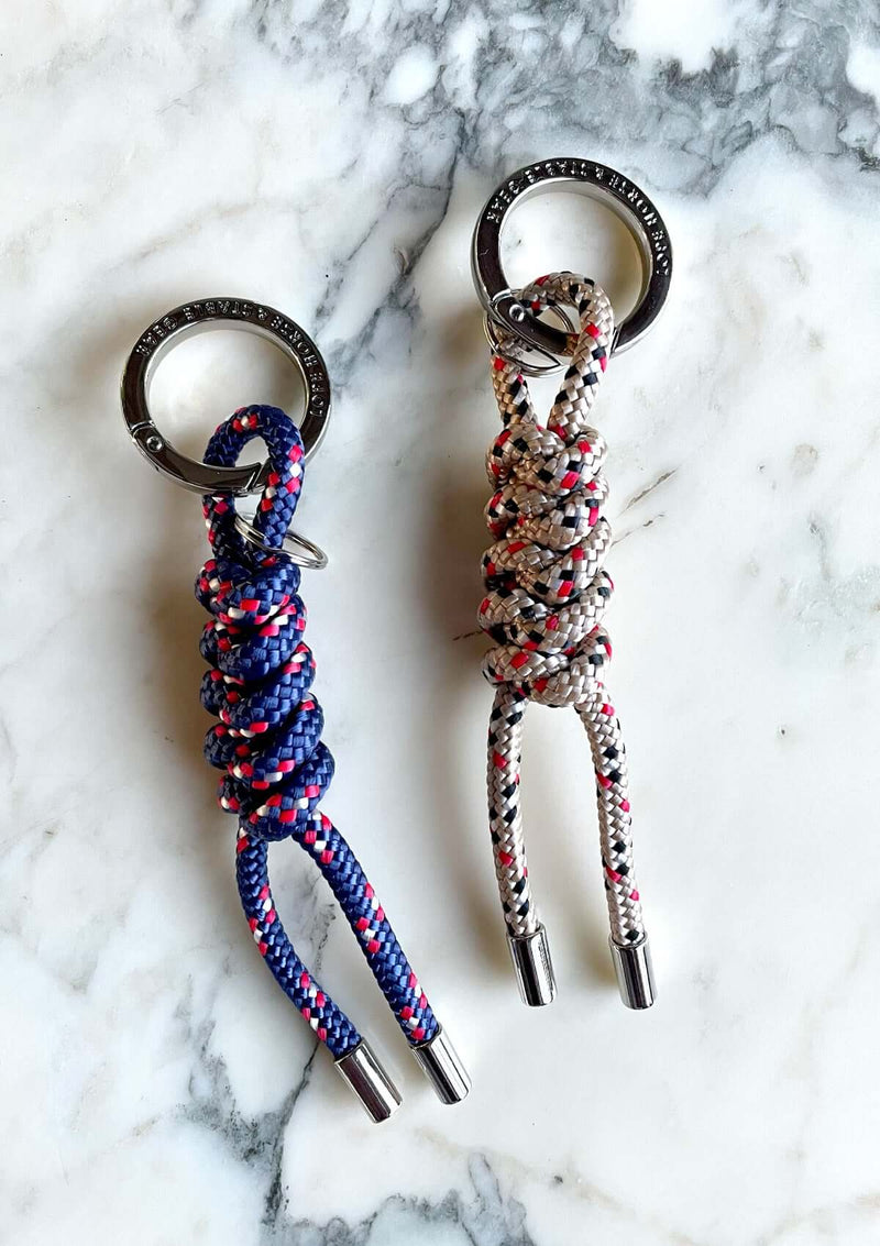 bag charm, nyckelring. rid accessoar. i hållbar design av para cord trendiga färger svensk tillverkad