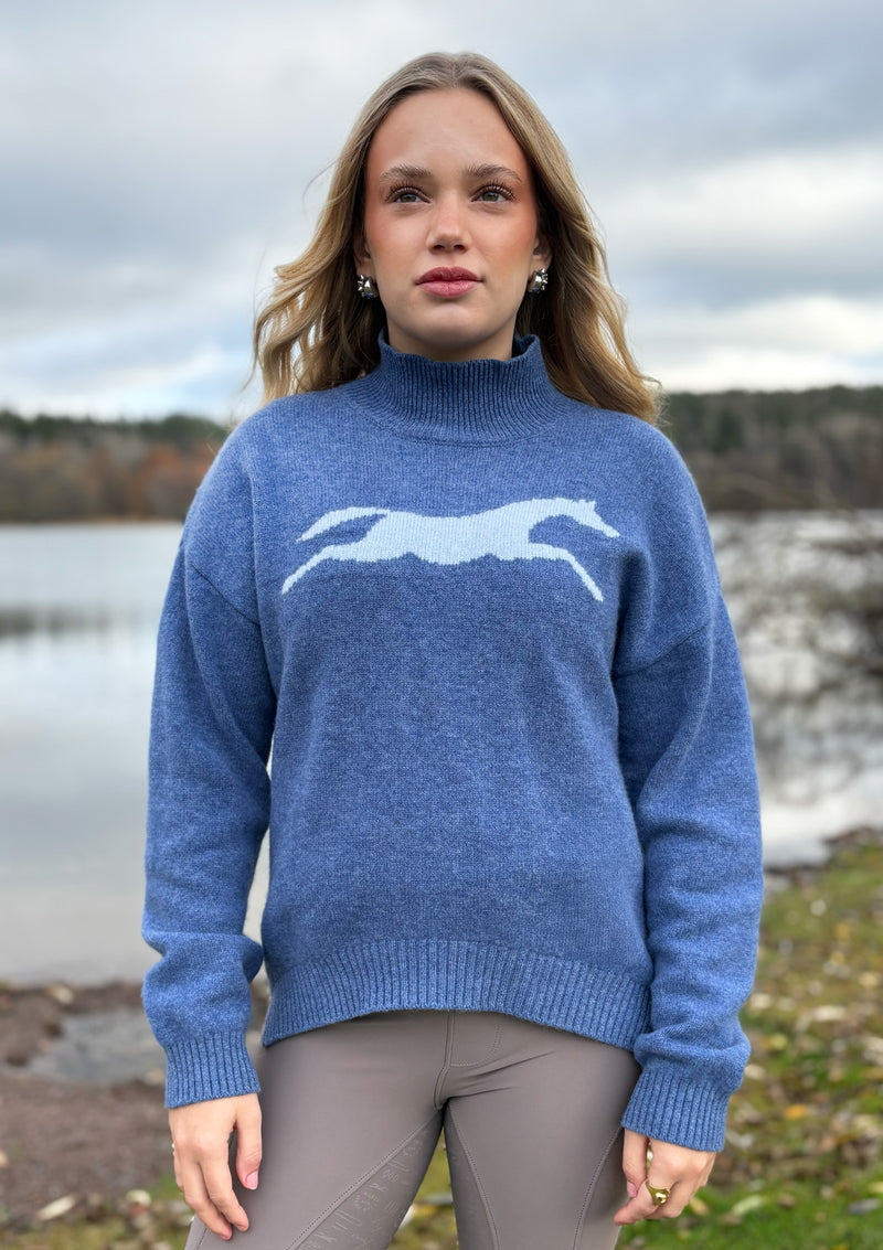 Lope wool polo knit tröja i 100% ull - med hästmotiv på bröstet. Tidlös halvpolo i mjuk och varm! Vår populära ulltröja finns nu i skandinavisk blå. Avslappnad elegans möter tidlös stil