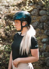 sportig svart snygg kortärmad t-shirt i funktionsmaterial för ryttare.feminin passform med rundat avslut och en mjuk smickrande siluett