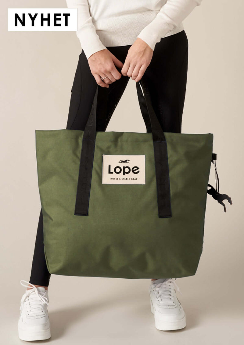 ny stallväska från lope i färgen hunting green. svarta handtag med invävd logotyp, label med häst. Stor tote bag