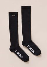 kompressions strumpor med broderad häst i rosé gukd. svarta knästrumpor för ryttare av återvunnet material. made in europe