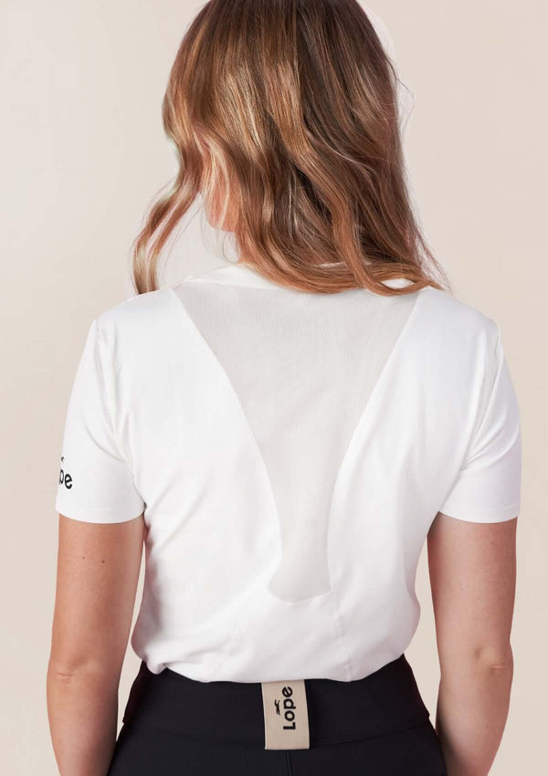 vit sport t-shirt i funktionsmaterial med mesh i ryggpartiet för luftig & sval känsla. lope tryck på ärm i svart
