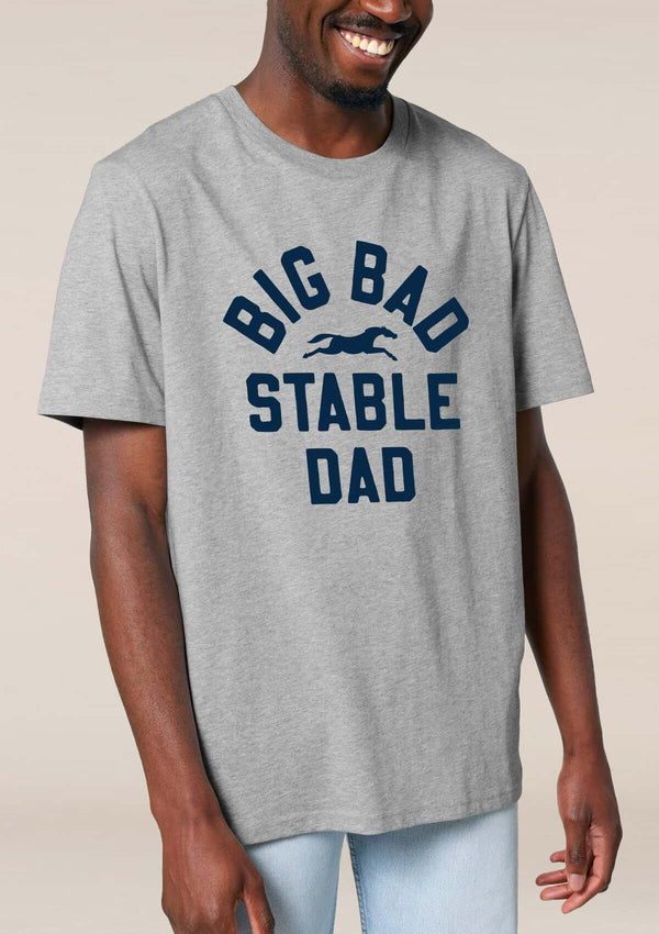 Big bad stable dad -T-shirt för alla ponny pappor! Tillverkad i 100% ekologisk bomull med modern passform och GOTS-certifiering. Screentryckt i Sverige, denna hållbara och bekväma tröja hyllar alla pappor som tar hand om sina ponnyer. Perfekt balans mellan stil och funktion.