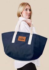 Lope Tote Bag Midnattsblå stallväska på modell