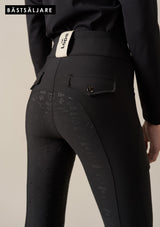 best seller-svarta Bekväma ridbyxor med hög midja och skulpterande passform. Tillverkade i fyrvägsstretch för optimal rörelsefrihet, med en mobilficka med lock och broderad häst. Helskodda med grip för rätt friktion i sadeln. True to size och med en Stay-in-place garanti som säkerställer att byxorna sitter uppe oavsett kroppsform