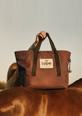 THE CHAMPION BAG REDUX - RICH CHOCOLATE stallväska .carry all stable bag, perfect durable tote bag for all your riding gear. stylish for riders