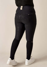 ridklädd kvinna med svarta funktions ridbyxor med kompression i storlek large bakifrån