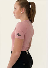 rosa sport topp. sval och bekväm. stilren design snygg kortärmad t-shirt i funktionsmaterial för ryttare.feminin passform med rundat avslut och en mjuk smickrande siluett