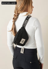 best seller-stilren stallväska i crossbody, hip bag modell. bär den när du rider, i stallet eller på stan