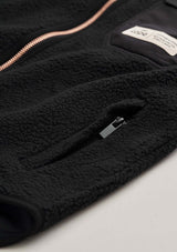 svart rid fleece jacka i mjukt och varmt material med dolda sidofickor, mobil ficka samt vindtätt foder.