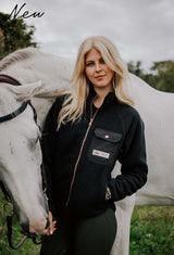 stable fleece svart på modell med häst