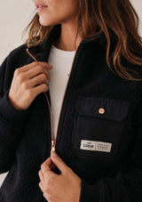 STABLE FLEECE SVART + ROSÉ på modell