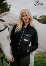 stable fleece svart på modell med häst