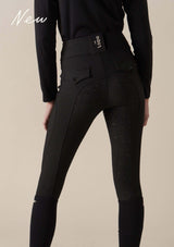 nya helsvarta bästa ridbyxorna för dam The Flow – kompressionsridbyxor med hög midja, tillverkade i kvalitativ fyrvägsstretch. Dessa byxor är både sköna och figursmickrande, med en perfekt passform. De har en praktisk mobilficka och snygga, genomtänkta svarta detaljer.